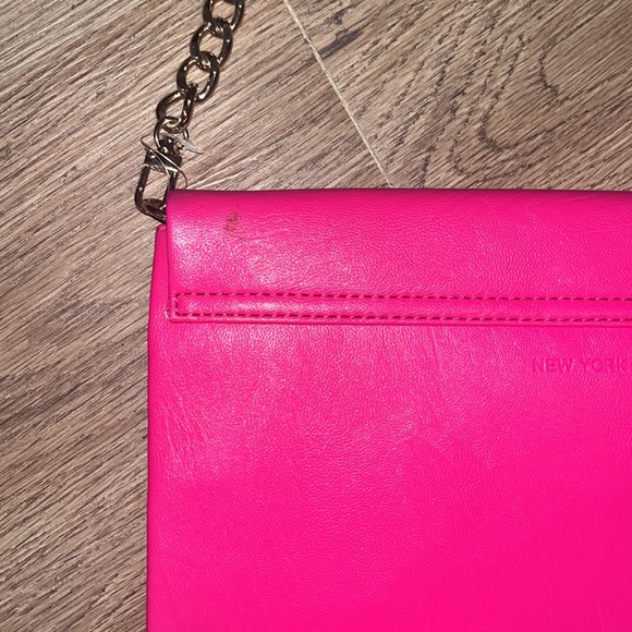 Pink Fuschia New York and Company chain bag. - Picture 9 of 9